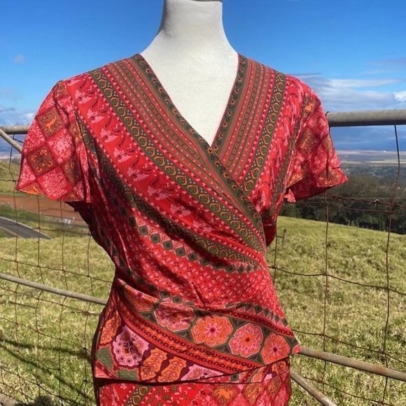 DONNA MORGAN Silk Red Folk Art Print wrap blouse
Size 4 - Picture 1 of 4
